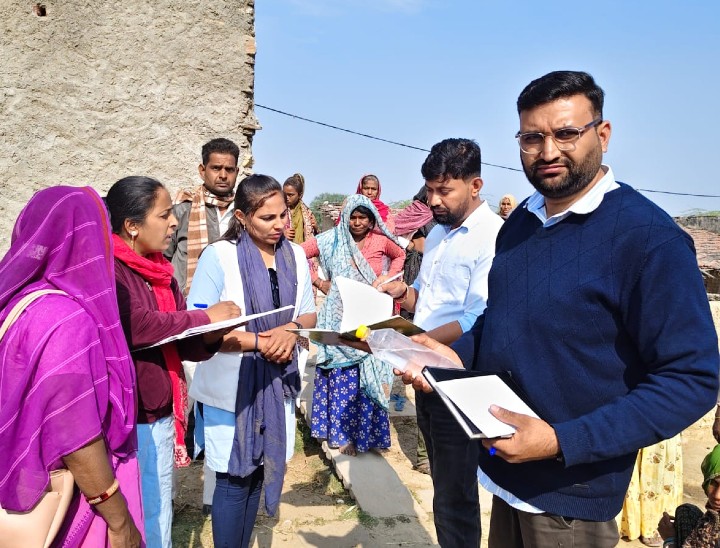 4 लोगों की मौत की जानकारी के बाद शुक्रवार सुबह एफएसएल की टीम सैंपल लेने बस्ती में पहुंची। टीम ने केमिकल से भरी एक बोतल भी मौके से जब्त की।