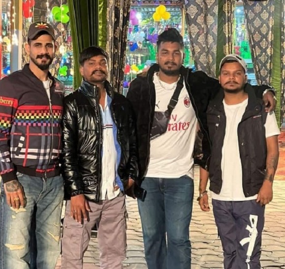 पंकज राजपूत के अपने दोस्तों के साथ सोशल मीडिया पर शेयर की एक तस्वीर।