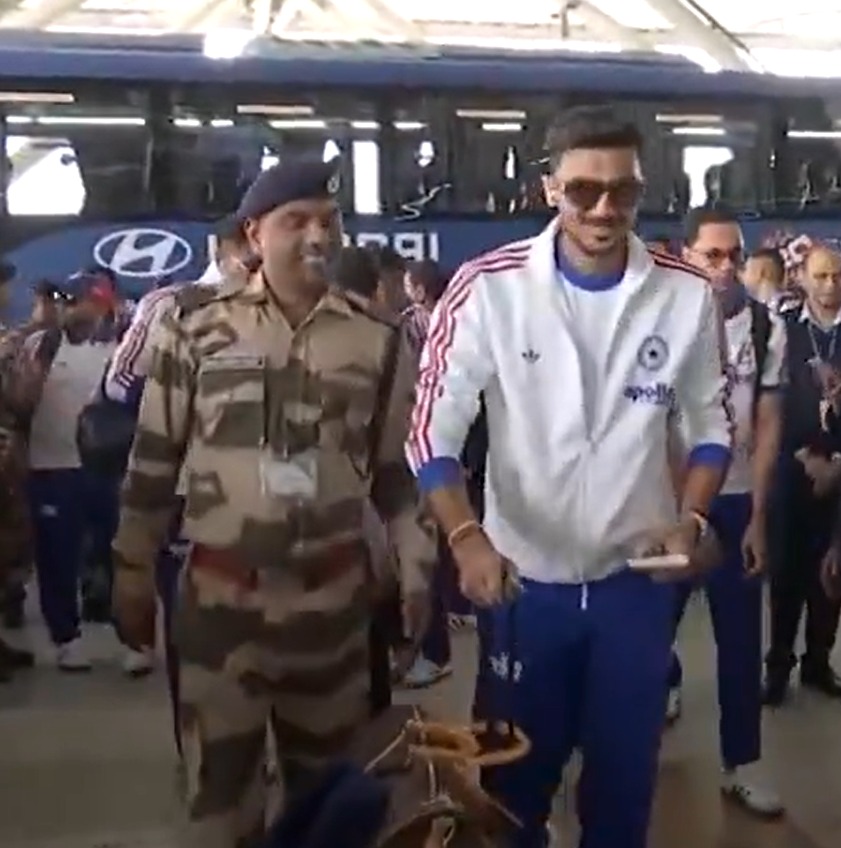 अक्षर पटेल टीम इंडिया के बाकी प्लेयर्स के साथ 13 फरवरी की शाम 6.30 बजे नई दिल्ली एयरपोर्ट पर नजर आए।