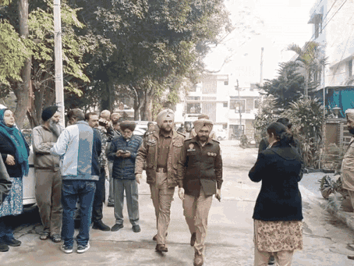 जांच करने के लिए घर के अंदर जाते हुए पुलिस अधिकारी।
