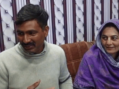 सरबजीत कौर का पति नासिर हुसैन जानकारी देते हुए।