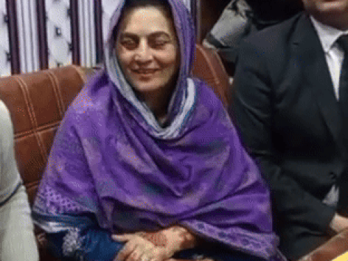 सरबजीत कौर अपने हाथों में मेहंदी लगाए हुए दिख रही है।