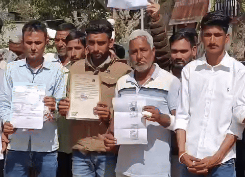 ग्रामीणों ने कहा- गुंगारा में मकान बना रखा है। सब कुछ यहां ही है। अब राजनीतिक द्वेषता के चलते वोटर्स लिस्ट से नाम हटा दिए गए हैं।