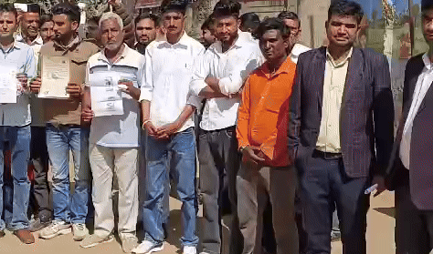 वोटर लिस्ट से नाम हटाने के विवाद के बाद लोगों ने शुक्रवार को कलेक्टर को ज्ञापन दिया।