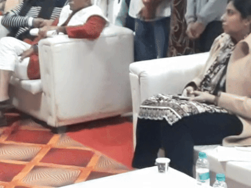 मंत्री के सामने अपनी शिकायत रखती डहीना की सरपंच।