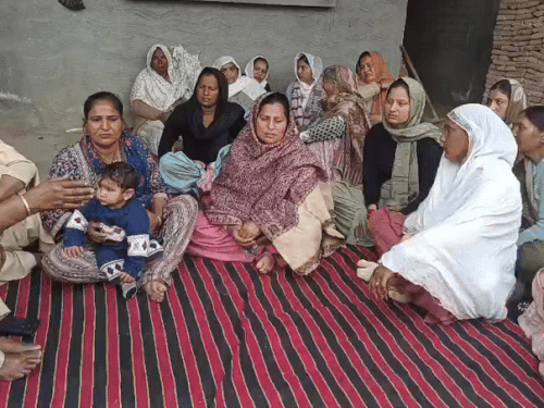 प्रिंसराज के घर परिवार को सांत्वाना देते पहुंची महिलाएं।