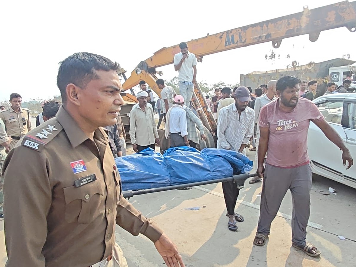 शवों को पोस्टमॉर्टम के लिए अस्पताल भिजवाया गया।