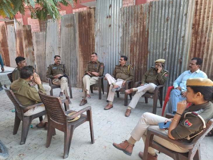 पाली के बांगड़ हॉस्पिटल की मोर्चरी के बाहर शनिवार सुबह बैठे पुलिस अधिकारी।