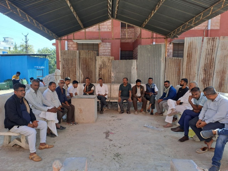 पाली के बांगड़ हॉस्पिटल की मोर्चरी के बाहर शनिवार सुबह बैठे मृतक के परिजन व समाज के लोग।