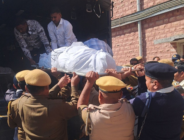 पाली के बांगड़ हॉस्पिटल से पोस्टमार्टम के बार शनिवार को मृतक कांस्टेबल दुर्गादान की बॉडी गाड़ी में रखते हुए पुलिसकर्मी।