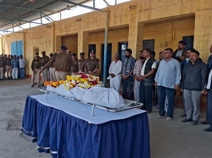 पाली के पुलिस लाइन में मृतक कांस्टेबल दुर्गादान की बॉडी पर पुष्प अर्पित कर उनकी आत्मा की शांति की प्रार्थना की।