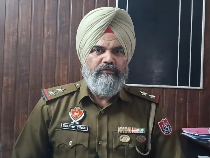 थाना बटाला के प्रभारी बिक्रम सिंह मामले की जानकारी देते हुए।