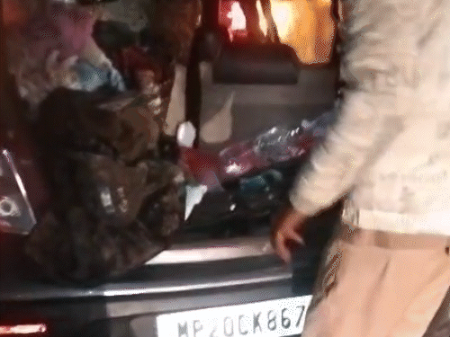 हादसे के दौरान तेज आवाज आई। इसके बाद आसपास के लोग घटनास्थल की ओर दौड़े।