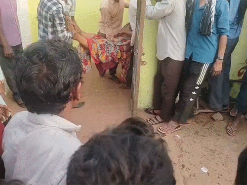 पुलिस ने ग्रामीणों की मदद से आंगनबाड़ी कार्यकर्ता के शव को बाहर निकाला।