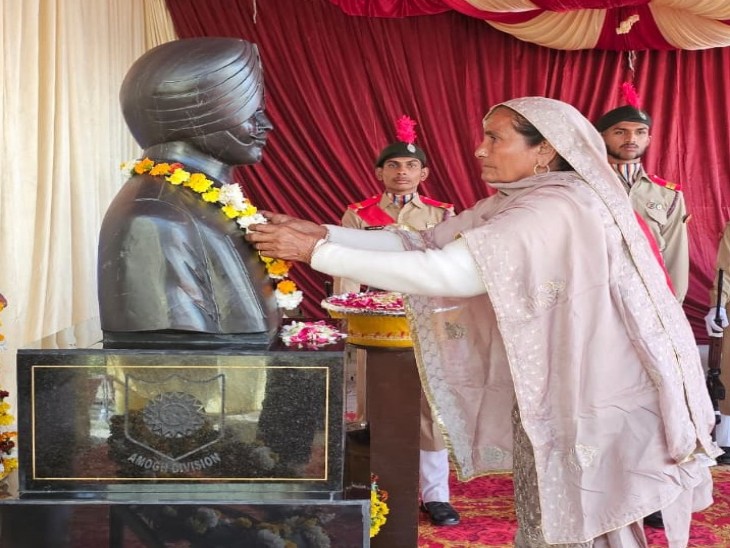 शहीद की प्रतिमा पर माला पहनाती हुई धर्मपत्नी।