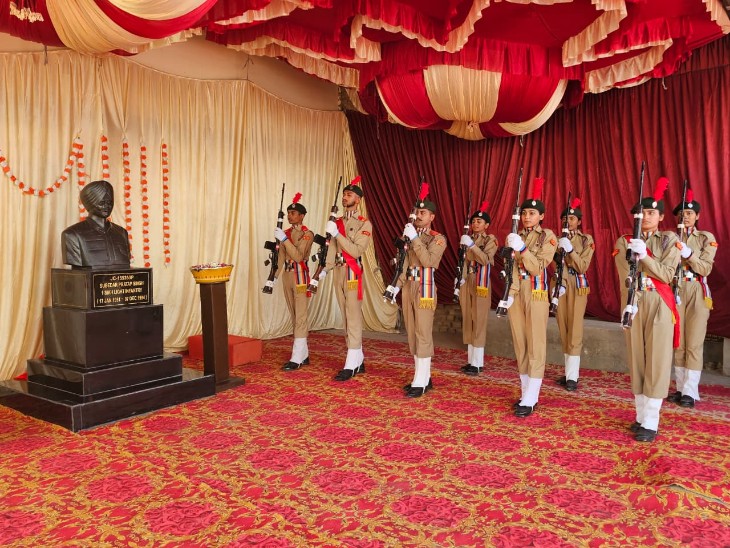 NCC ने शहीद को सलामी देकर श्रंद्धाजलि दी।