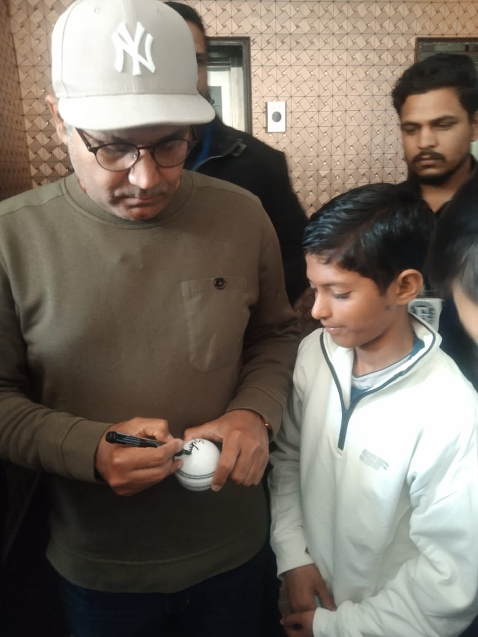 क्रिकेट प्रेमी बच्चों ने क्रिकेटर विरेंद्र सहवाग से ऑटोग्रॉफ लिए।