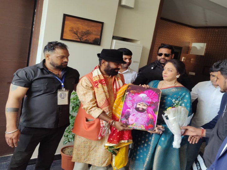 मीन सेना प्रदेश प्रमुख सुरेश मीणा किशोरपुरा ने श्याम बाबा की तस्वीर देकर अभिनत्री और सांसद हेमा मालिनी का अभिनंद किया।