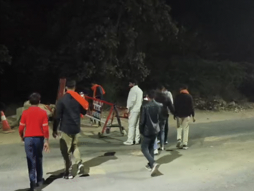 RTO चेकिंग के नाम पर अवैध वसूली का आरोप लगाते हुए हंगामा।