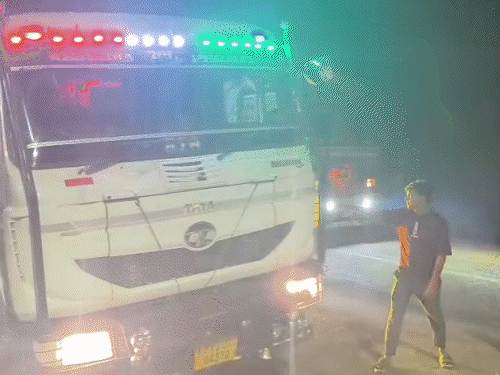 गुस्साए ड्राइवरों ने गाड़ियां खड़ी कर हंगामा शुरू कर दिया।