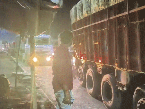 समझाइश के बाद यातायात को धीरे-धीरे बहाल कराया गया।