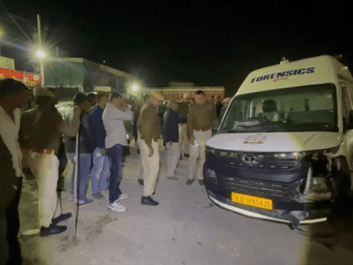 एफएसएल की इसी वैन को ट्रक ने पीछे से टक्कर मारी थी। इस वैन में एफएसएल टीम के साथ दो-तीन पुलिसकर्मी भी थे।