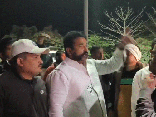 भीड़ ने एक व्यक्ति को पकड़ लिया, जो खुद को RTO से जुड़ा बता रहा था।