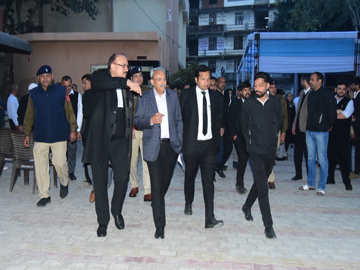 कोर्ट परिसर में सेशन जज के साथ तैयारियों का जायजा लेते डीसी सचिन गुप्ता।