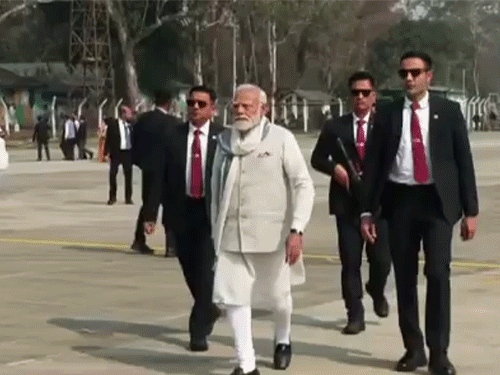 पीएम पहले चाबुआ एयरफील्ड पहुंचे, जहां से C-130 में बैठकर मोरन पहुंचे।