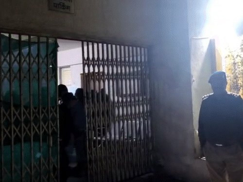 हॉस्टल के बाहर पुलिस।