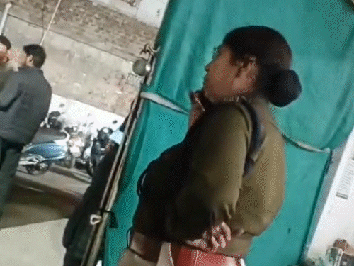 रोशनी के साथ रहने वाली छात्रा से पूछताछ करने पहुंची थी पुलिस।