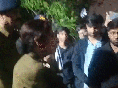 देर रात पूछताछ के लिए आने पर मेडिकल स्टूडेंट की पुलिस से हुई बहस।
