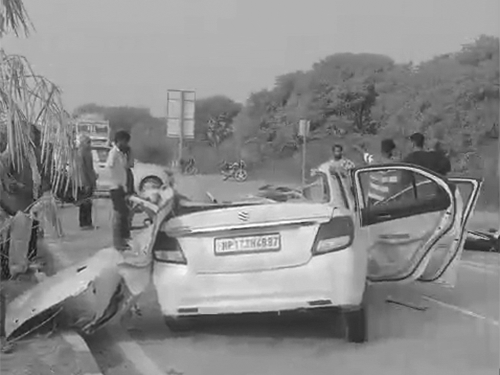 ट्रक के पीछे घुसने से कार का ऊपरी हिस्सा पूरी तरह डैमेज हो गया।