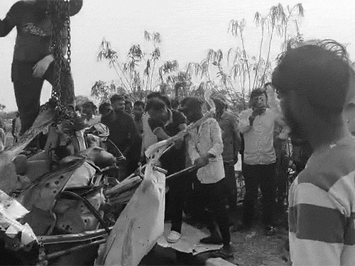 क्रेन और कटर, सब्बल की मदद से शव को बाहर निकाला गया।