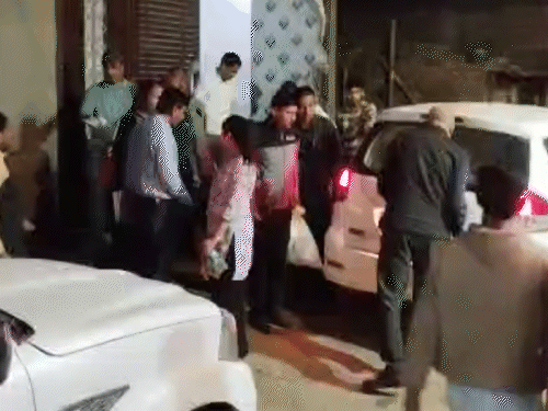 छात्रा के कमरे से बोरियां में ले जाया जा रहा सामान।