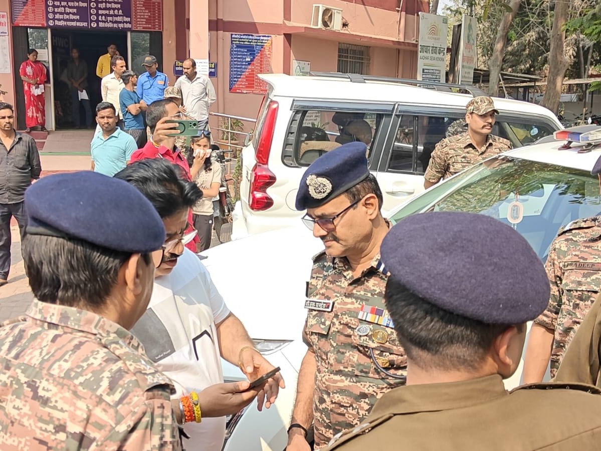 जानकारी मिलते ही धमतरी CSP अभिषेक चतुर्वेदी, एडिशनल SP शैलेंद्र पांडेय और CRPF के वरिष्ठ अधिकारी मौके पर पहुंचे।