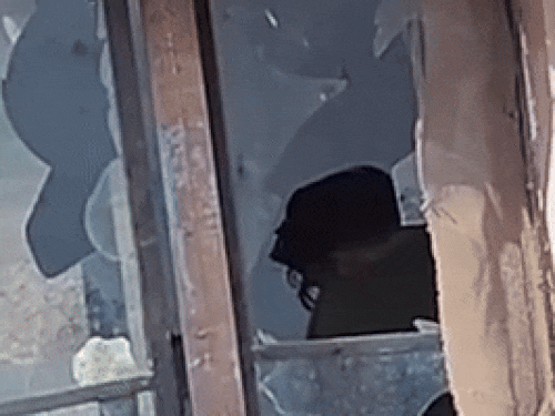 प्राइवेट पार्ट में टीका लगाने के लिए लोअर को नीचे करता युवक।