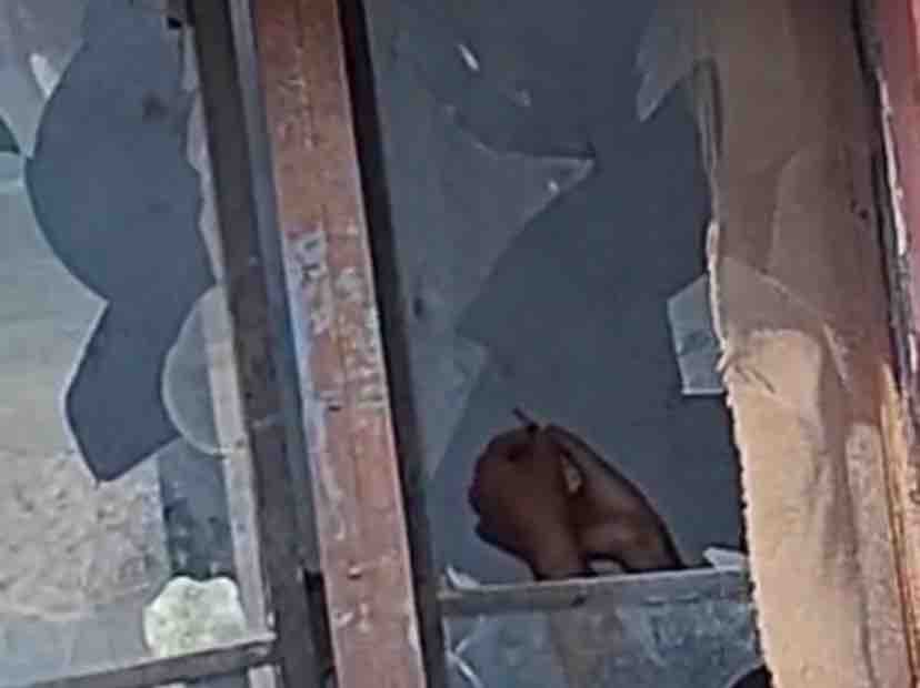 युवक ने नशे का टीका भरा और लगाने की तैयारी की।