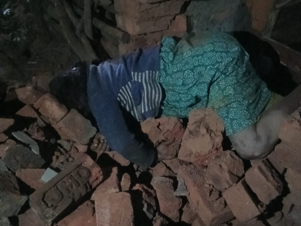 घर में सो रही फुलमुनी देवी को हाथियों ने कुचल दिया, जिससे मौके पर ही मौत हो गई।