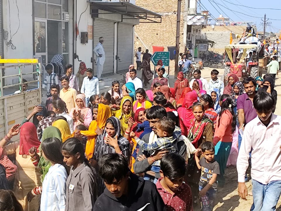 शोभायात्रा वार्ड नंबर 2 में गोगामेड़ी परिसर में बने शिव भोलेनाथ मंदिर से निकाली गई।