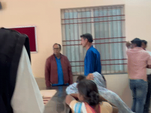 नाबालिग से गैंगरेप के 2 फरार आरोपियों ने कोर्ट पहुंचकर सरेंडर कर दिया है।