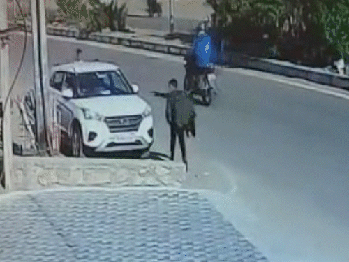 होटल से बाहर आते ही युवक ने वहां से दौड़ लगा दी