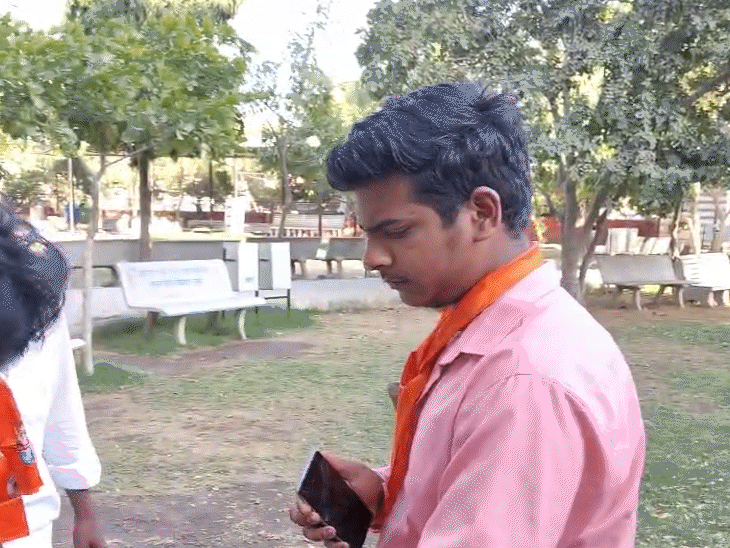 शहर के ज्योतिबा फुले सर्किल के पास स्थित एक पार्क में कुछ युवक गले में बजरंग दल का पट्टा और हाथों में डंडे लेकर घूमते दिखाई दिए।वीडियो में युवक पार्क में बैठे युवक-युवतियों को टोकते और धमकाते नजर आ रहे हैं। आरोप है कि वे उनसे नाम पूछ रहे थे और दबाव बना रहे थे।