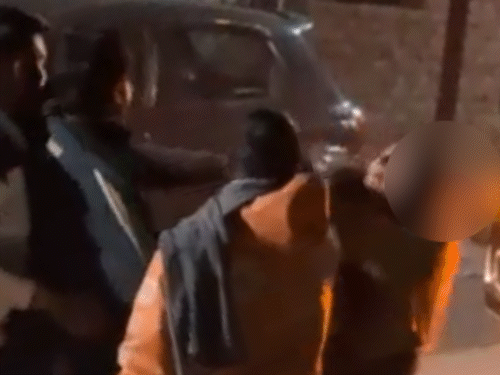 वीडियो में आस-पास के लोग बीच-बचाव करने की कोशिश करते हैं।