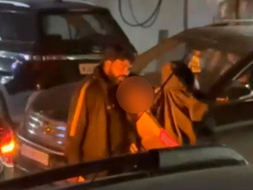 वीडियो में बदमाश एक युवती की गर्दन दबाता हुआ भी दिख रहा है।