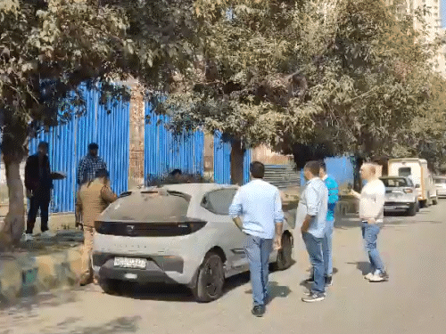 इसी कार के अंदर दोनों की लाश मिली है। पुलिस और फोरेंसिक की टीम ने मौके पर जांच की।