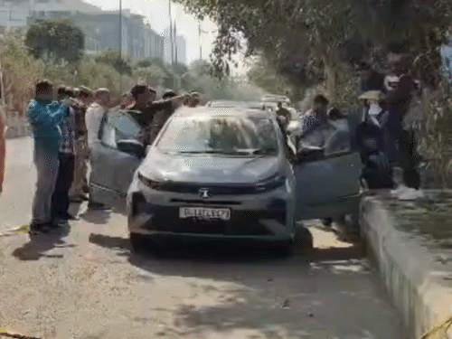 पुलिस ने टाटा अल्ट्रोज कार का शीशा तोड़कर देखा तो आगे की सीट पर दोनों के शव पड़े थे। बगल में पिस्टल और दो खोखे पड़े थे।