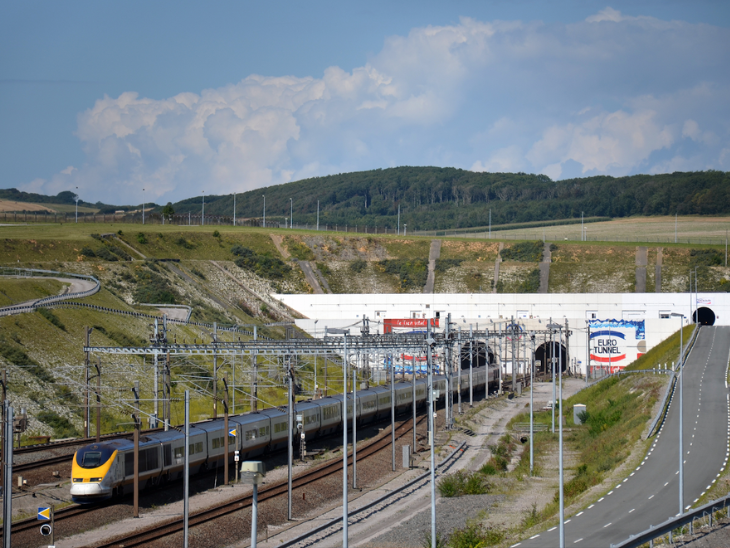 चैनल टनल यूनाइटेड किंगडम और फ्रांस को आपस में जोड़ती है।