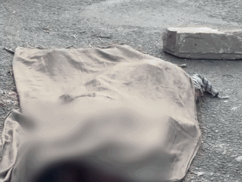 हादसे के बाद सड़क पर पड़ा शव।