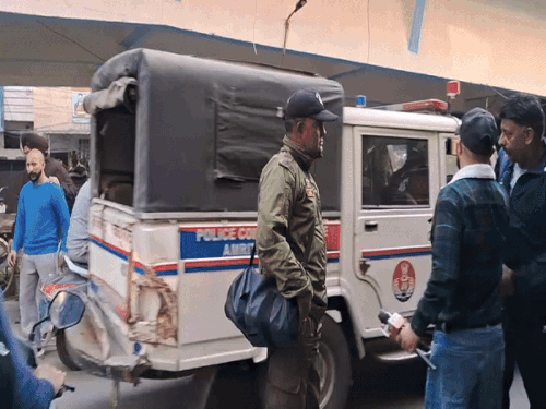 झगड़े के बाद आरोपियों को पकड़कर ले जाती पुलिस।